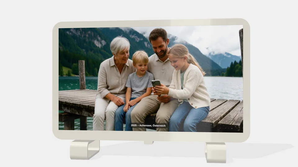 Der Rahmen zeigt ein Familienfoto an einem See, unten in der Mitte die Beschriftung 2025 – Achensee, Österreich